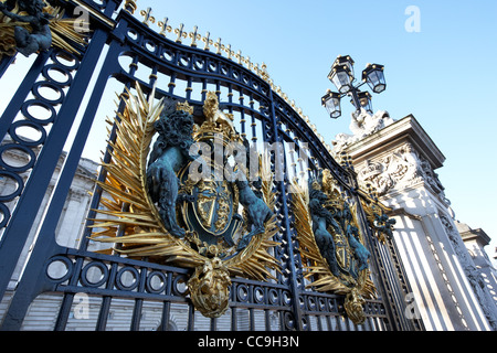 I cancelli di Buckingham palace Londra Inghilterra Regno Unito Regno Unito Foto Stock
