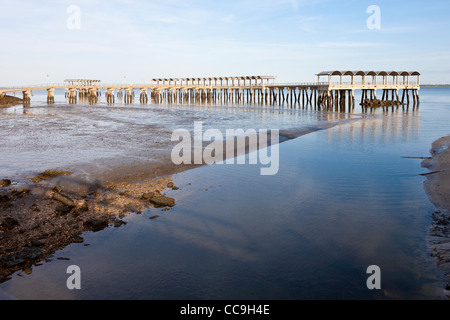 La pesca del molo a Jekyll Centro di pesca su north end di Jekyll Island, Georgia Foto Stock