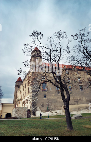 Lone figura camminando lungo il lato del castello di Bratislava, Slovacchia Foto Stock