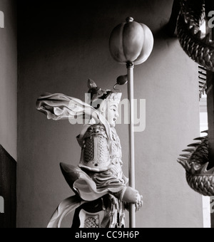 Warrior Dio al di fuori del taoista di Guan Di tempio in Chinatown a Kuala Lumpur in Malesia nel sud-est asiatico. Divinità Tao Taoismo Travel Foto Stock