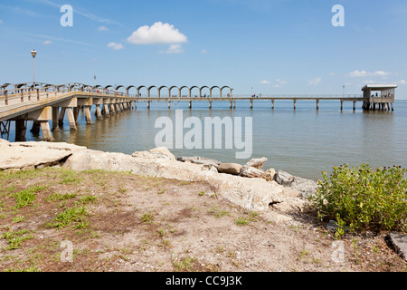 La pesca del molo a Jekyll Centro di pesca su north end di Jekyll Island, Georgia Foto Stock