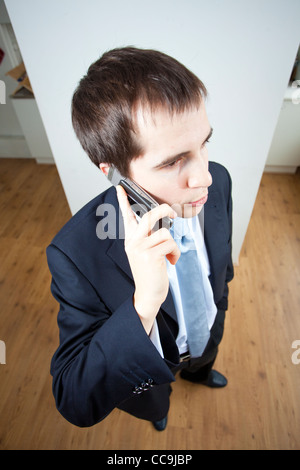 Giovane uomo che parla al telefono Foto Stock