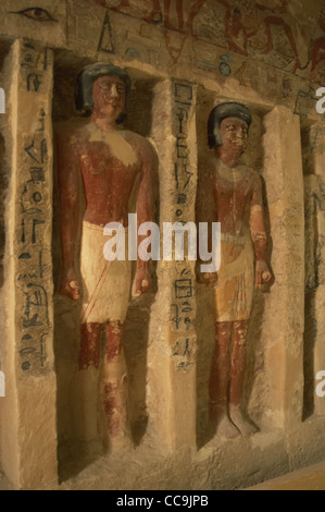 Mastaba di Irukaptah. V dinastia. Antico Regno. Parete Est. Le statue del Irukaptah famiglia. Saqqara. L'Egitto. Saqqara. L'Egitto. Foto Stock