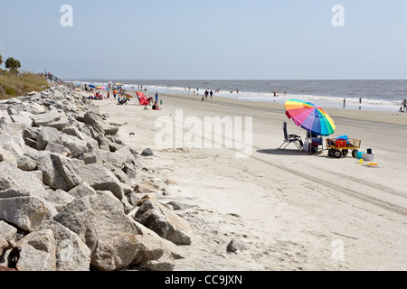 Lucertole da mare e la pittoresca spiaggia ombrelloni sulla spiaggia pubblica a Jekyll Island, Georgia. Foto Stock