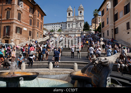 La Scalinata di piazza di Spagna e la Santissima Trinità dei Monti coperti di turisti. Foto Stock