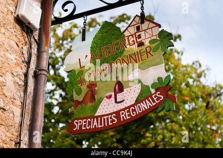 L'Auberge du Marronnier restaurant sign in il villaggio sulla collina di Chateauneuf en Auxois, Cote D'Or, Borgogna, Francia Foto Stock