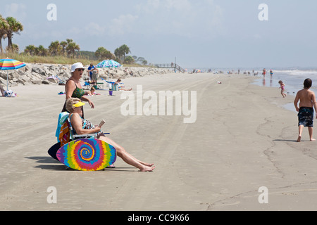 Lucertole da mare, scorri le schede madri e pittoresca spiaggia ombrelloni sulla spiaggia pubblica a Jekyll Island, Georgia. Foto Stock