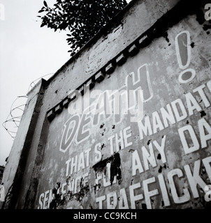 Un avvertimento della pena di morte per il traffico di droga sulla parete del carcere di Pudu a Kuala Lumpur in Malesia in Estremo Oriente Asia sud-orientale. Narcotici arte Foto Stock
