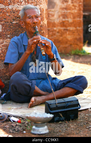 Flautista in un tempio V. Si Satchanalai parco storico, Thailandia. Foto Stock