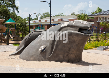 Nettuno parco comprende attrezzature per parchi giochi e una statua di una balena per bambini in San Simons, Georgia. Foto Stock