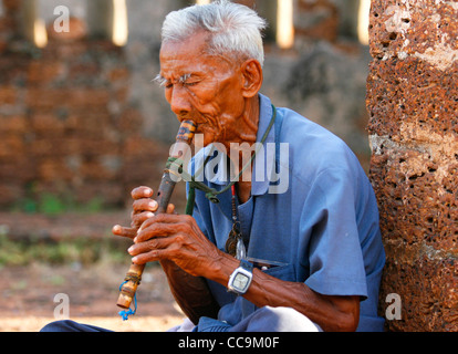 Flautista in un tempio II. Si Satchanalai parco storico, Thailandia. Foto Stock