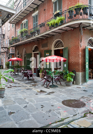 Tony di Siviglia Pirate's Alley Cafe con posti a sedere esterni lungo St. Peter Street nel Quartiere Francese di New Orleans, LA Foto Stock