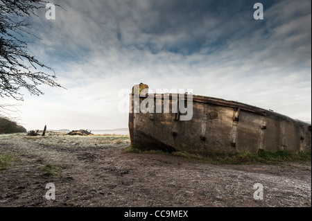 Scatafascio barge sulle rive del fiume Severn coperto di graffiti Foto Stock