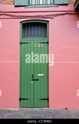 Doppie porte di stile originale in un edificio restaurato del calcestruzzo e mattoni edificio nel Quartiere Francese di New Orleans, LA Foto Stock