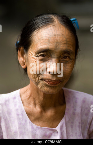 Chin donna tribale con il volto tatuato con il disegno a ragnatela. Myanmar Birmania. Villaggio di Panmaung, Stato Chin. 2008 2000 HOMER SYKES Foto Stock