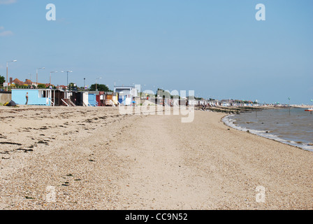 Ombrelloni sulla spiaggia di Thorpe Bay, Southend-on-Sea, Essex, Inghilterra, Regno Unito Foto Stock