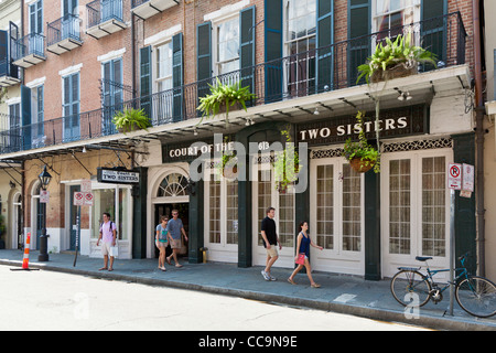 I turisti a piedi passato Corte delle due sorelle ristorante nel Quartiere Francese di New Orleans, LA Foto Stock