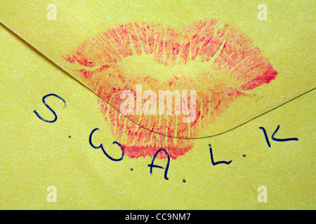 Acronimo SWALK e impronte delle labbra sul retro della busta gialla - sigillato con un bacio amorevole Foto Stock