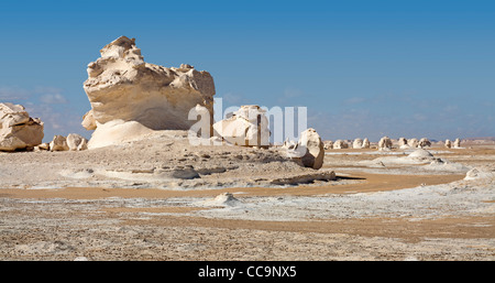 Inselbergs con rilievo circostante sabbia nel deserto bianco, vicino a Farafra oasis, Egitto Africa Foto Stock