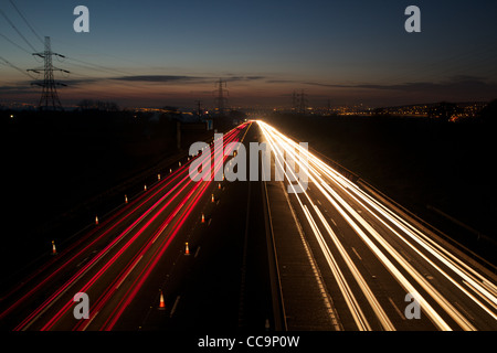 Sentieri di luce attraverso lavori stradali lungo la M1 vicino a Sheffield Foto Stock