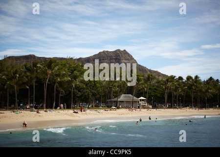 Vista del Cratere del Diamond Head dalla famosa spiaggia di Waikiki Hawaii Foto Stock