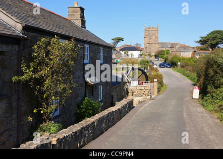 Vista lungo la strada per il paese di campagna chiesa passato sul ciglio della strada Folk Museum e Trewey mulino in Zennor Cornwall Inghilterra REGNO UNITO Foto Stock