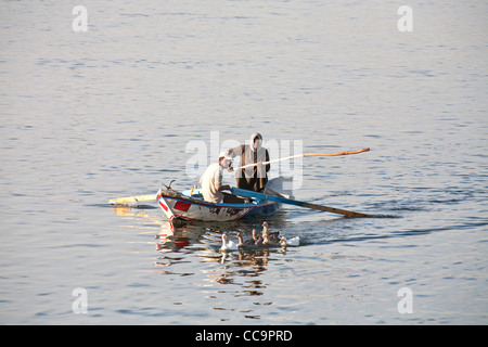 La pesca con piccole imbarcazioni con reti sul fiume Nilo in Egitto Foto Stock