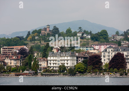 Vista dal lago di Ginevra della città di Vevey, vicino alla città di Montreux, Svizzera. Foto Stock