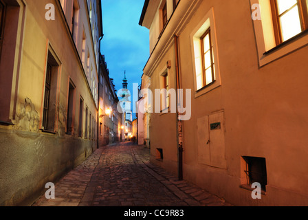 Bratislava via dello shopping di notte, St Michael's Gate e la torre in background, Bratislava città vecchia, Slovacchia Foto Stock