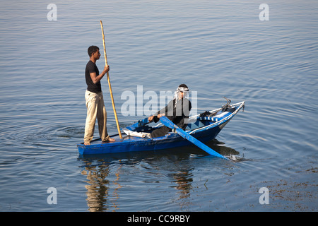 La pesca con piccole imbarcazioni con reti e pali sul fiume Nilo in Egitto Foto Stock