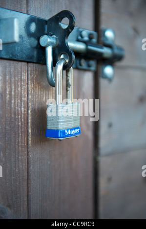 Bloccato il lucchetto in acciaio su una tettoia in legno Foto Stock