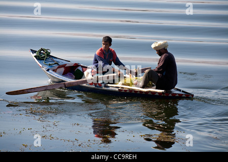 La pesca con piccole imbarcazioni con reti sul fiume Nilo in Egitto Foto Stock