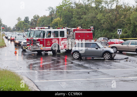 Un firetruck risponde alla scena di un incidente - USA Foto Stock