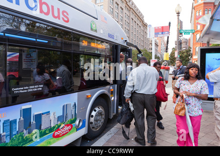 Persone di salire a bordo di un bus comunali - Washington DC, Stati Uniti d'America Foto Stock