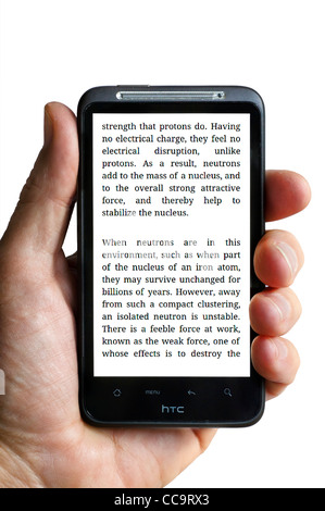 La lettura di un libro su Kindle app su un Android smartphone HTC Foto Stock