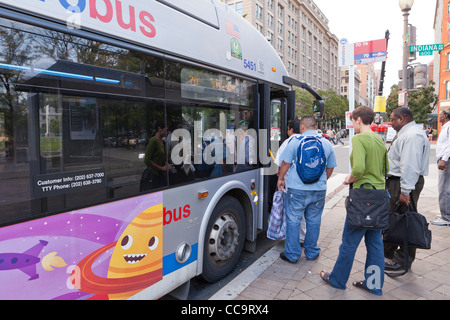 Persone di salire a bordo di un bus comunali - Washington DC, Stati Uniti d'America Foto Stock