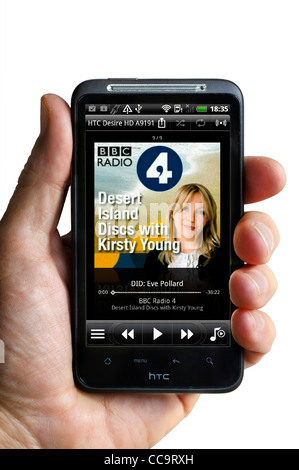 Riproduzione di un BBC Radio 4 podcast di isola deserta i dischi sul lettore MP3 su un Android smartphone HTC Foto Stock