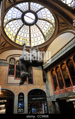 Scultura di controverso artista David Cerny appeso all'interno della galleria shopping,Lucerna Palace, Praga Foto Stock