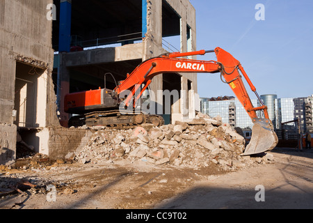 Un escavatore eliminazione rifiuti provenienti da un sito di demolizione a Tours in Francia. Foto Stock