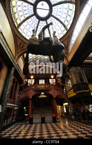 Scultura di controverso artista David Cerny appeso all'interno della galleria shopping,Lucerna Palace, Praga Foto Stock