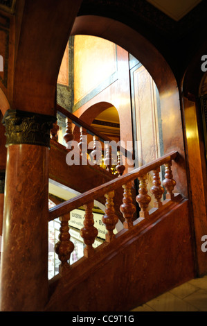 Scala di marmo nella galleria di negozi e cinema, Lucerna palace, Praga Repubblica Ceca Foto Stock