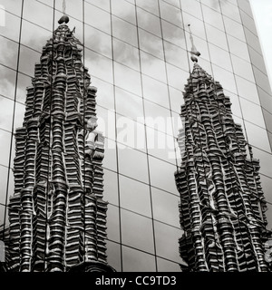 Architettura moderna. La riflessione della Petronas Twin Towers di Kuala Lumpur in Malesia nel sud-est asiatico. Foto Stock