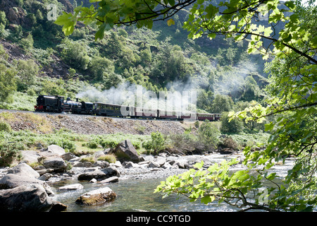 Una locomotiva a vapore la trazione di un treno passeggeri sulla Welsh Highland Line rendendo il suo modo di Beddgelert Foto Stock