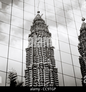 Architettura moderna. La riflessione della Petronas Twin Towers di Kuala Lumpur in Malesia nel sud-est asiatico. Foto Stock