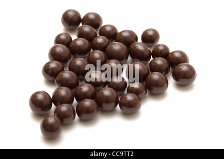 Cereali le sfere di cioccolato su uno sfondo bianco Foto Stock