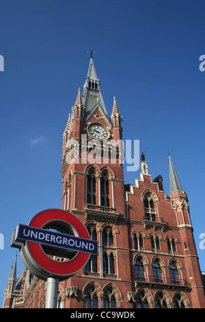 St Pancras Hotel/camere, Euston Rd, London N1 blu cielo soleggiato con segno della metropolitana in primo piano. Foto Stock