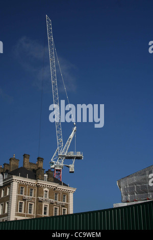 King Cross per riconvertire 2010. Great Northern Hotel, King's Cross London N1 con gru e cielo blu con nuvole interessanti. Foto Stock