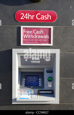 24hr cash macchina free rbs cashline atm a un negozio Tesco in cricklewood Londra nord Inghilterra Regno Unito Foto Stock