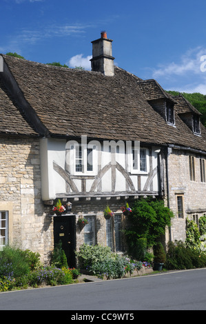 Il XVI c. 'Old Court House" nel mercato del pittoresco villaggio di Castle Combe, Wiltshire, Inghilterra Foto Stock