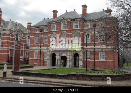 L'ingresso anteriore edificio (chiamato mozzo') di Bernie Grant Arts Center, Tottenham, a nord di Londra, Regno Unito, Foto Stock